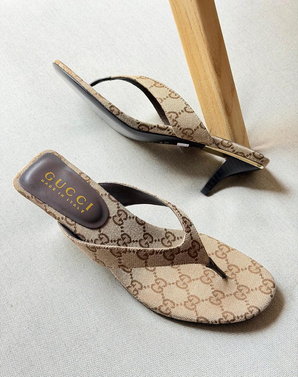 Gucci Victoria Thong Sandals In Canvas